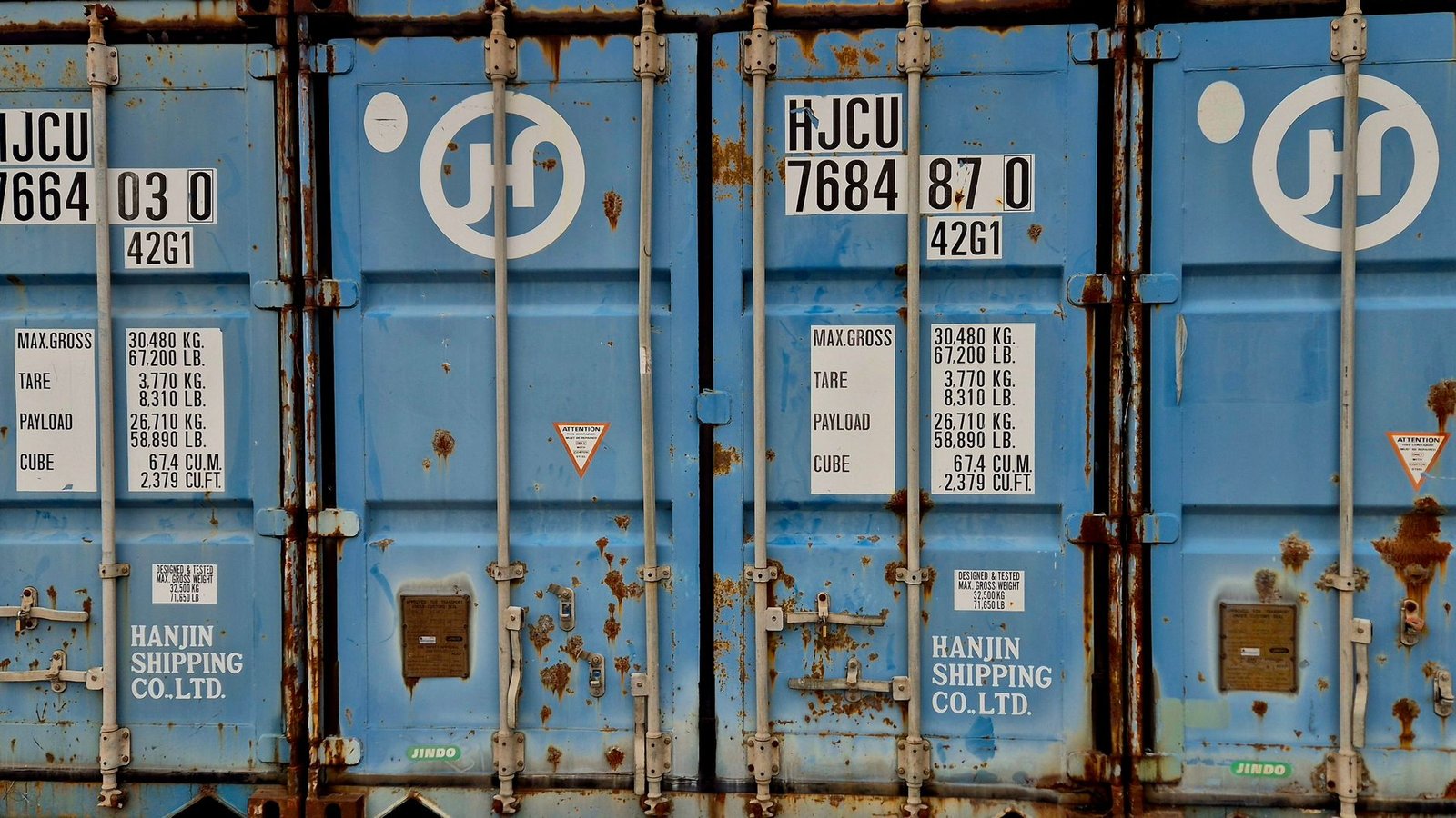 Dinding container bekas yang berkarat dan lapuk