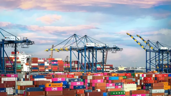 Container tersusun menunggu serah terima