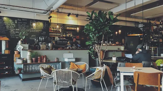 Cafe container dengan serving window dan area duduk