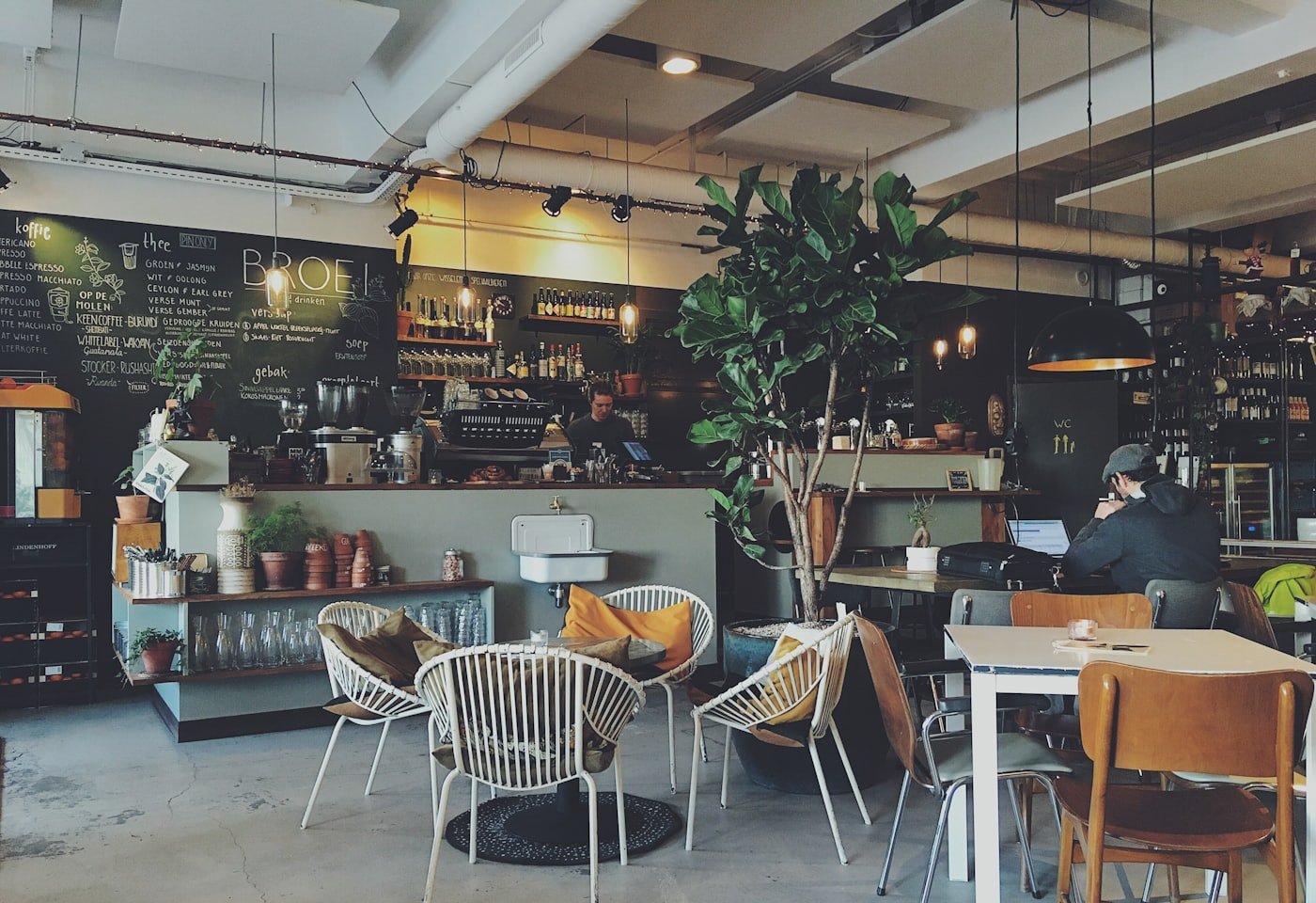 Container 20 feet dikonversi menjadi cafe dan tempat usaha