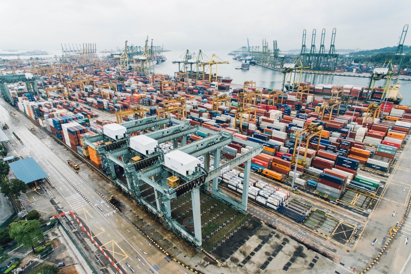 Dry container 20 feet tampak pintu, unit bekas kondisi terawat