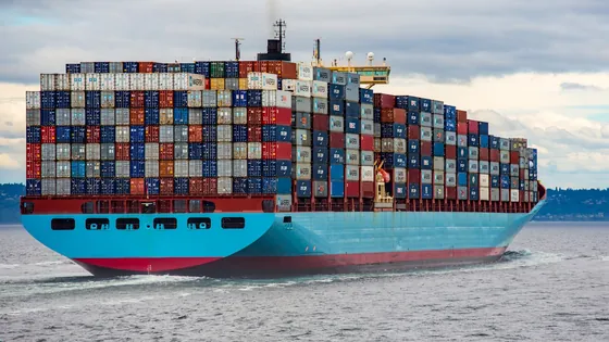 Tumpukan container 20 feet di depo