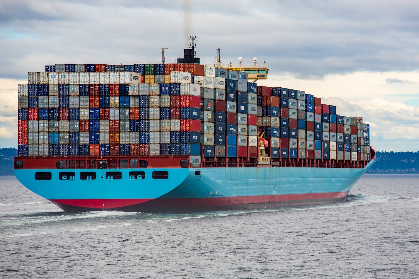 Tumpukan container 20 feet dan 40 feet siap kirim