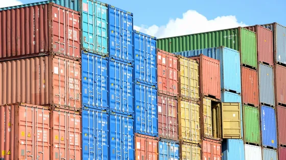 Berbagai ukuran container tersusun di depo