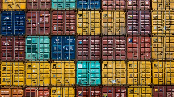Trailer mengangkut container menuju lokasi