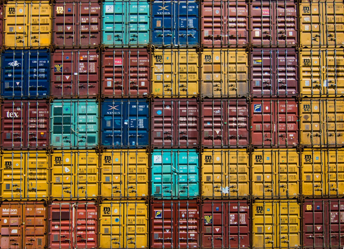 Pengangkutan container menuju lokasi di Nusa Tenggara