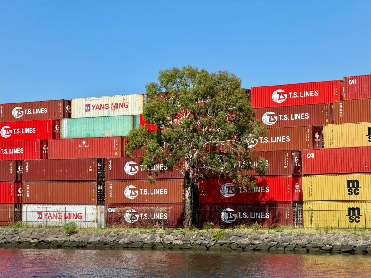 Tumpukan container 40 feet di depo tepi air