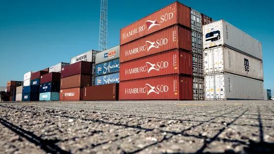 Deretan container tersusun di yard penyimpanan
