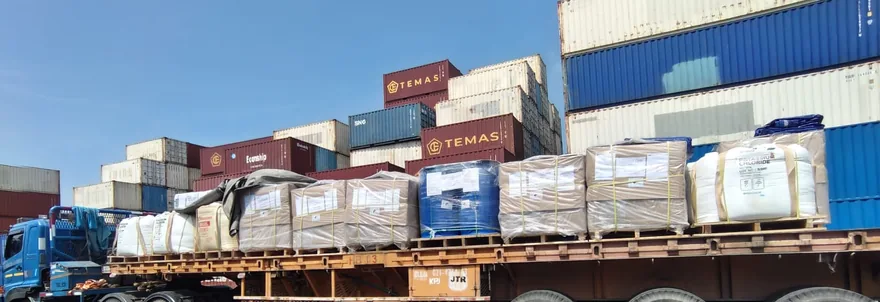 Trailer flatbed bermuatan pallet di depo Pelabuhan Belawan, Medan