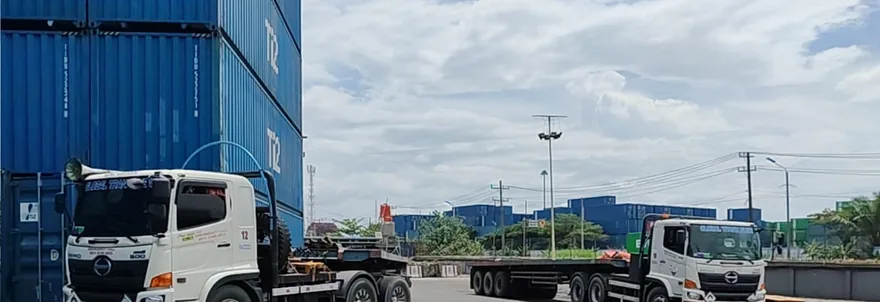 Dua trailer bersiap muat di yard depo Belawan