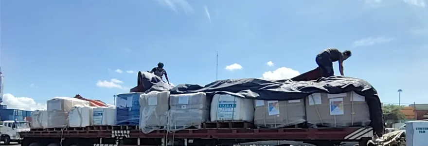 Kru menutup terpal muatan di atas trailer, Pelabuhan Belawan