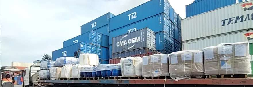 Forklift memuat pallet ke trailer di depo Belawan