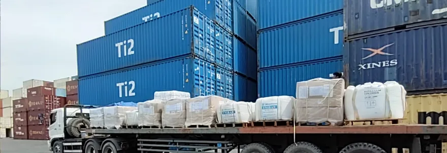 Muatan pallet terikat rapi di trailer, depo Belawan Medan