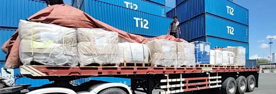 Penutupan terpal muatan trailer di Pelabuhan Belawan