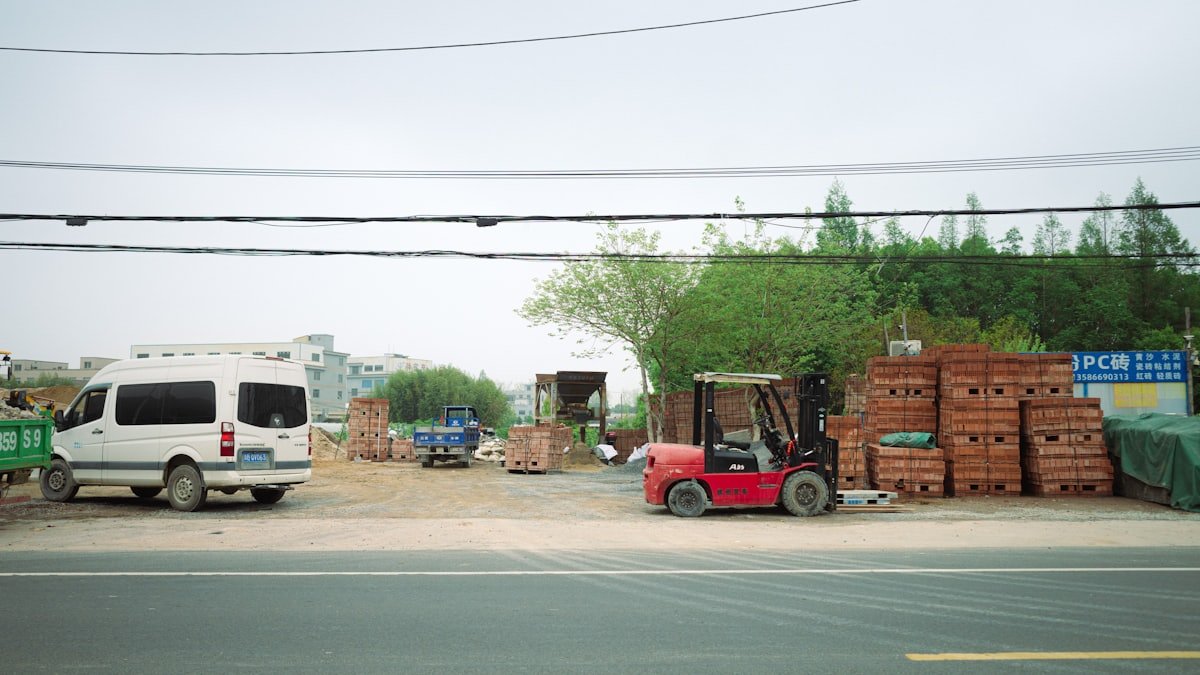 Forklift dan kendaraan di area material