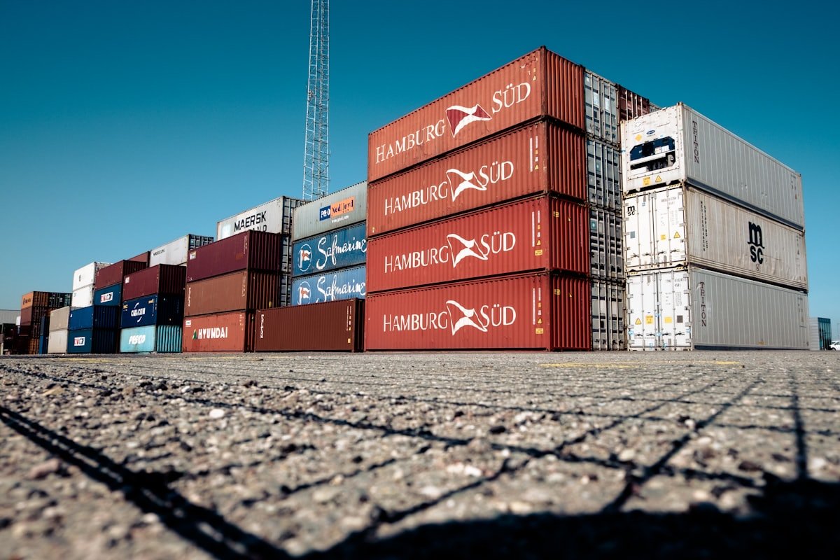 Tumpukan container berwarna di depo