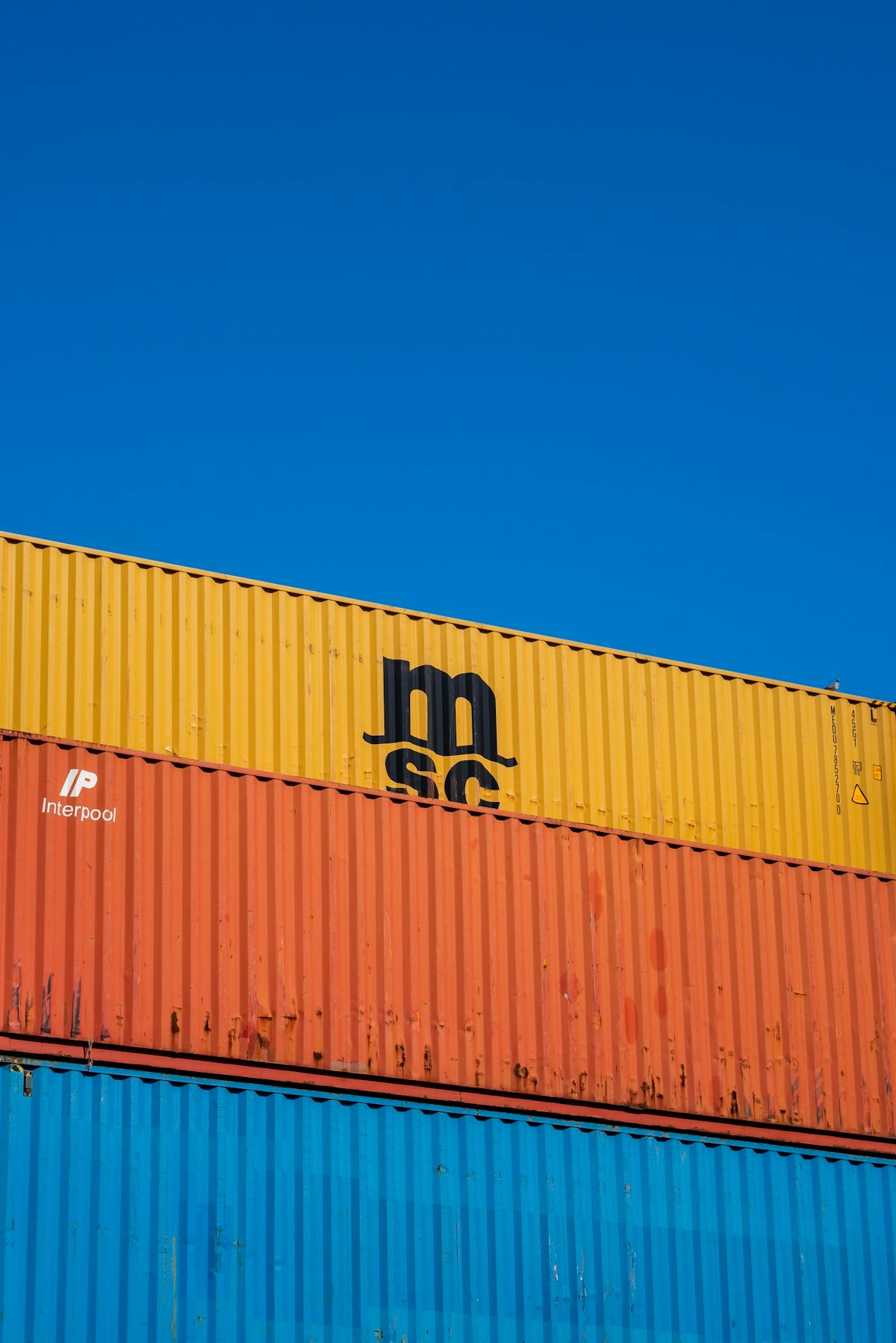 Container tersusun di area pergudangan