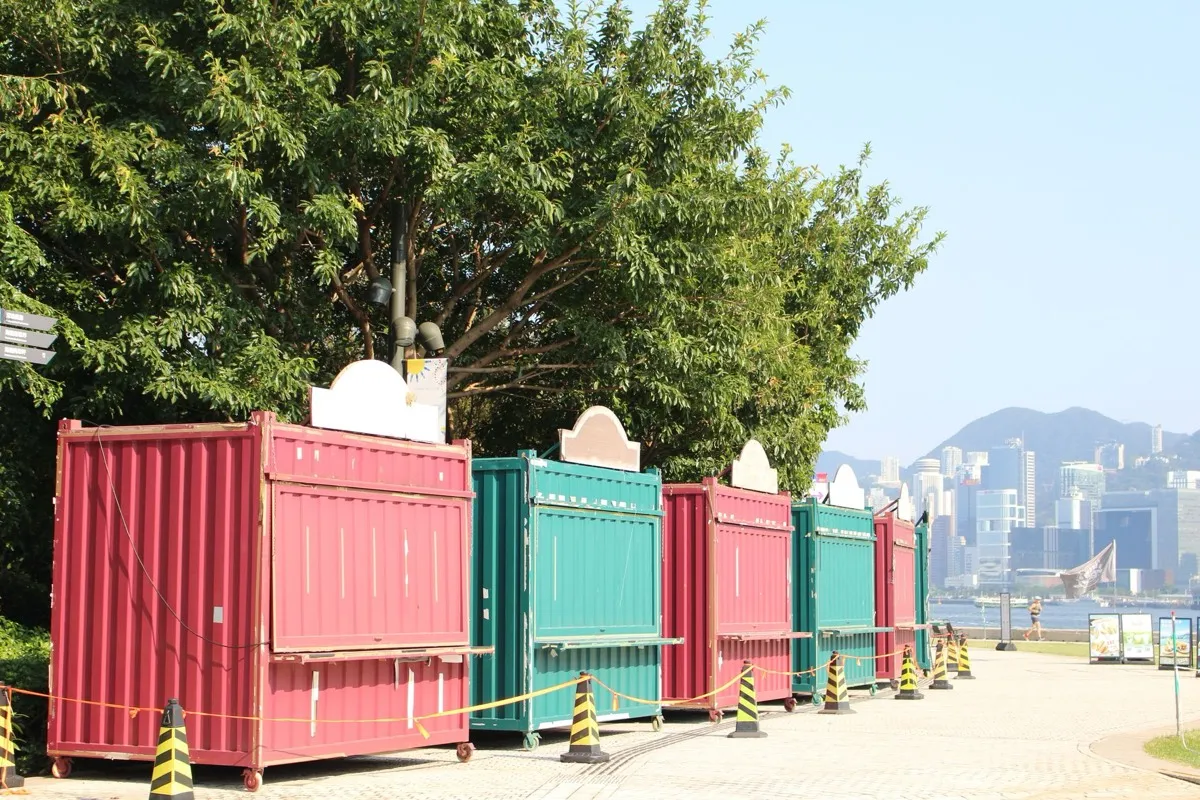 Deretan container mini beroda yang dipakai sebagai kios di area pejalan kaki