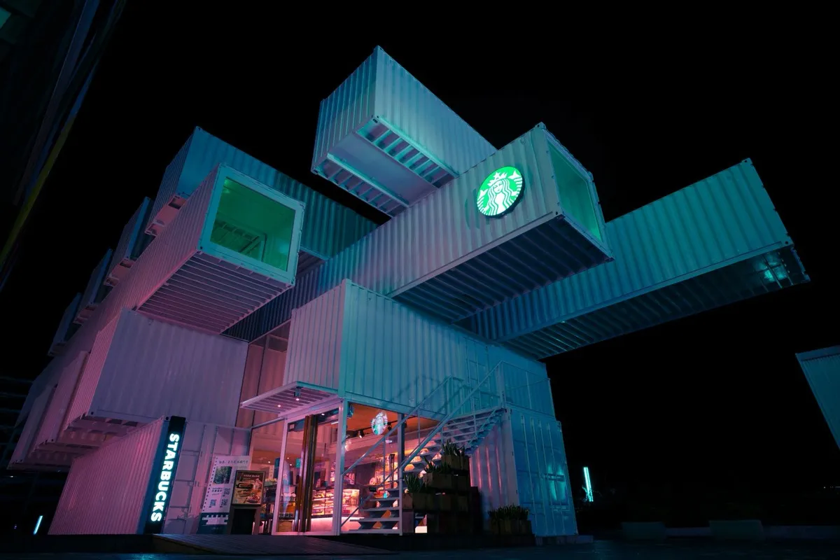 Container yang dimodifikasi jadi bangunan kafe bertingkat dengan pencahayaan neon
