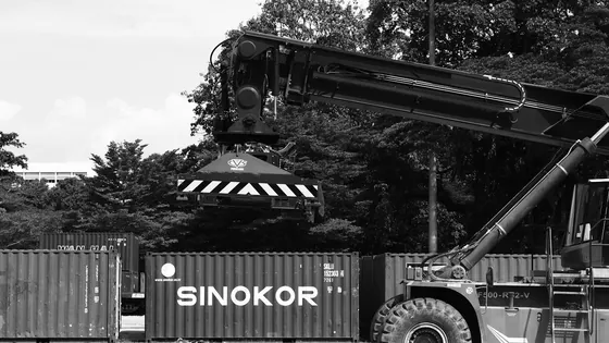 Alat berat mengangkat container di depo