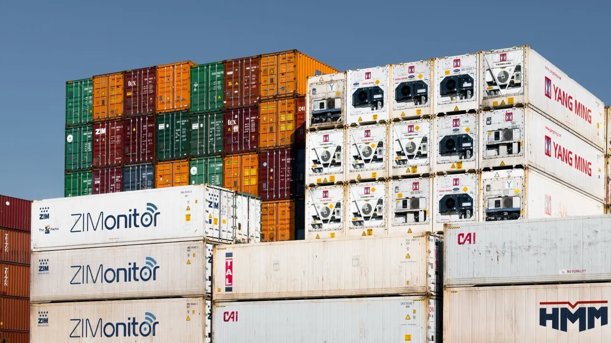 Tumpukan reefer container dengan unit pendingin Thermo King dan Carrier di depo