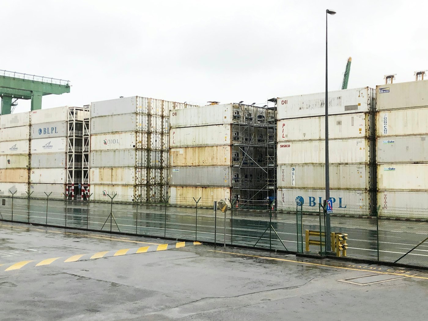 Container reefer untuk industri perikanan di Bitung