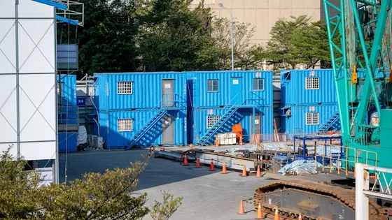 Container di lokasi proyek konstruksi